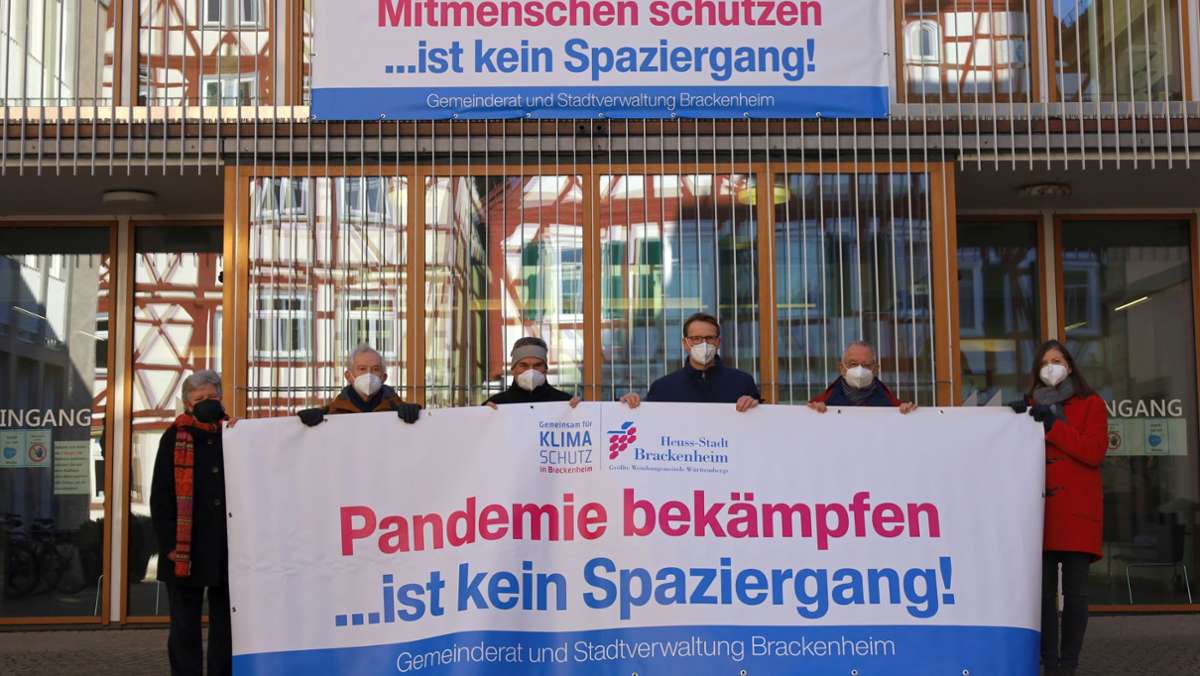  „Solidarität...ist kein Spaziergang!“ – mit solchen Bannern begegnet die Stadt Brackenheim den Montagsspaziergängen. Die werden immer größer. 