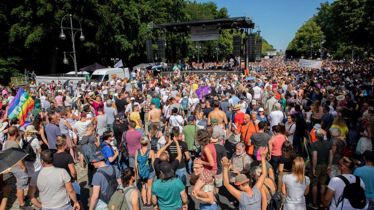 Demo gegen Corona-Auflagen in Berlin: Harsche Reaktionen: „Zynisch und verantwortungslos“