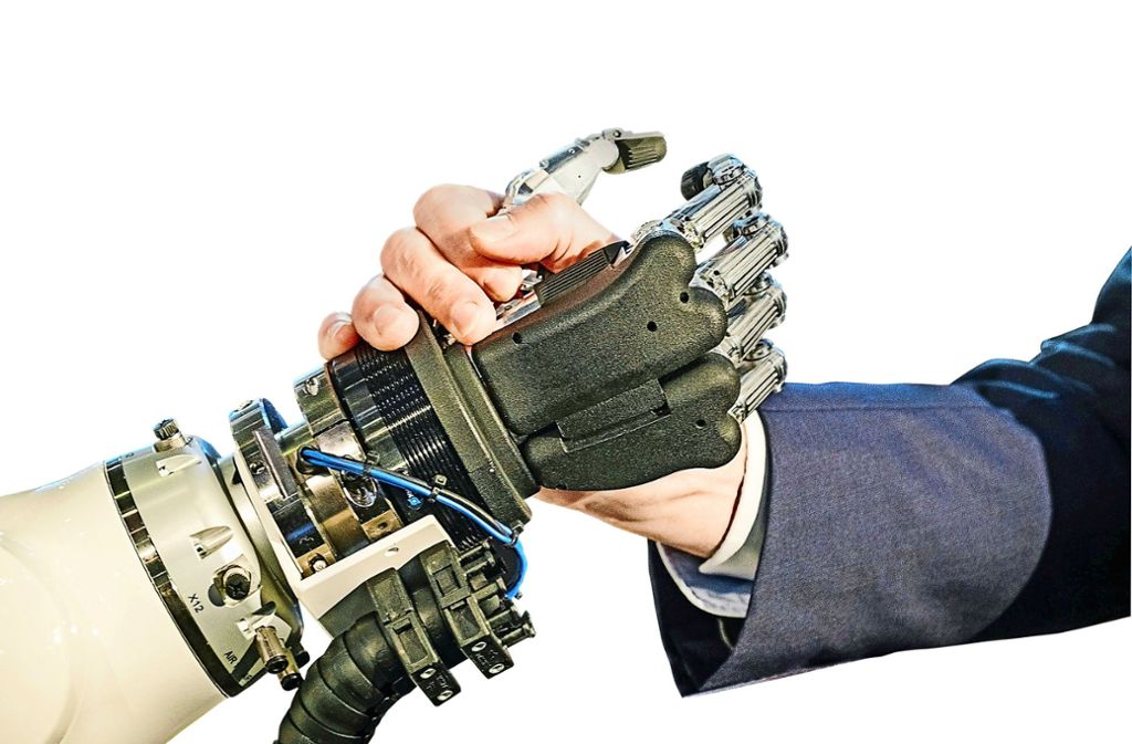 Mensch und Maschine sollen zunehmend Hand in Hand arbeiten.   Foto: dpa