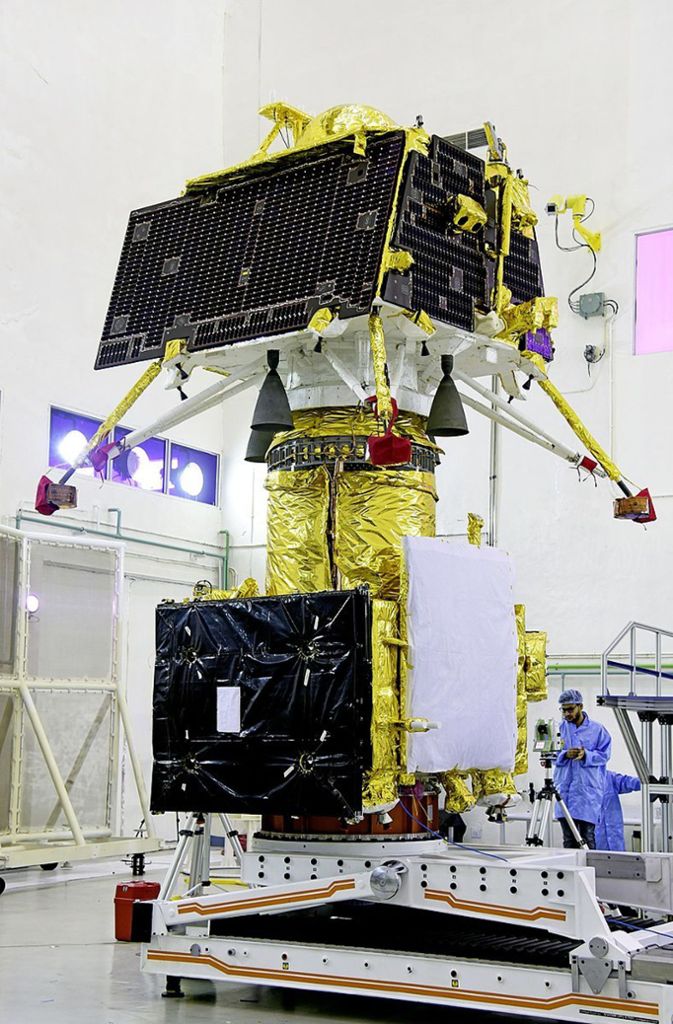 Die Mondesonde „Chandrayaan-2“-Lander (oben) und der Orbiter. Am 2. September 2019 trennte sich ein Landemodul ab, das statt einer geplanten weichen Landung am 6. September 2019 auf den Mond abstürzte. Die Orbiter-Einheit der Raumsonde funktioniert hingegen planmäßig und wird wissenschaftlich genutzt.