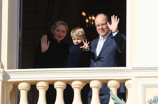 Von Balkon des Palastes winken Fürstin Charlène und Fürst Albert II mit ihrem Sohn Jacques. Foto: AFP