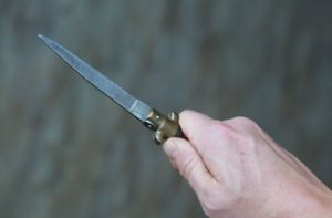 Mit Messer bedroht und ausgeraubt – Polizei sucht Zeugen