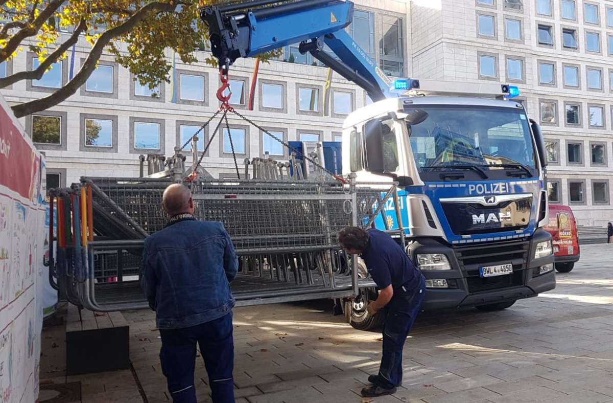 Die Polizei bereitet am Freitag die Absperrung des Marktplatzes für den Samstag vor. Foto: Andreas Rosar/ Fotoagentur Stuttgart