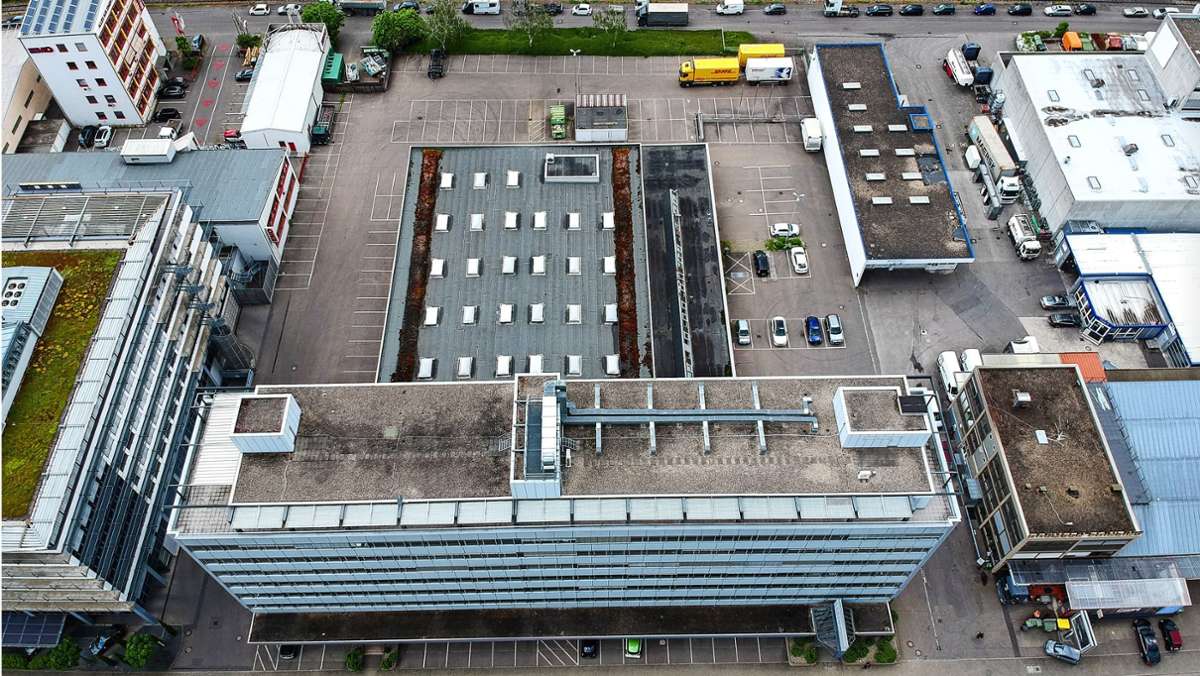  Die Stadtwerke Stuttgart bauen eine in die Jahre gekommene Gewerbeimmobilie in der Wangener Kesselstraße zum neuen Firmensitz um. Kostenpunkt: rund 25 Millionen Euro. Ab Ende 2022 sollen dort rund 500 Mitarbeiter ihren Arbeitsplatz haben. 