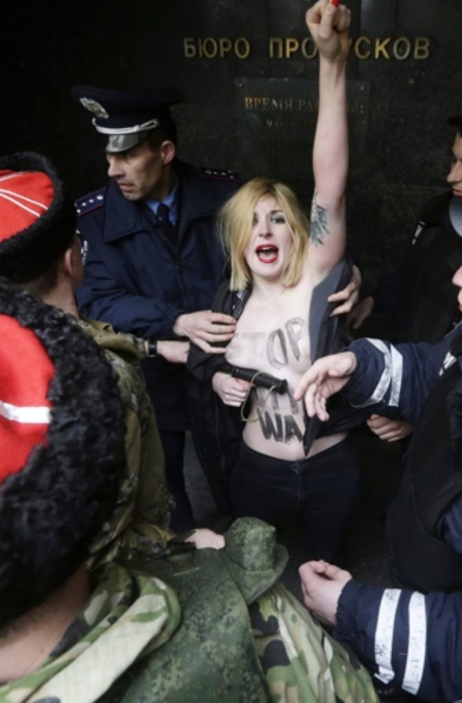 Zeitgleich rufen in Simferopol in der Ukraine Femen-Frauen ihre russlandkritischen Parolen.