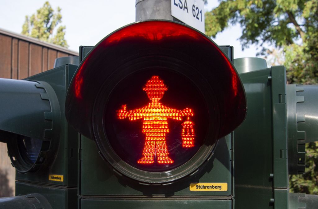 Glück auf! in Duisburg (Nordrhein-Westfalen): Eine Fußgängerampel zeigt einen Bergmann mit Helm auf dem Kopf und einer Lampe in der Hand. Das Ampelmännchen soll an die Geschichte des Bergbaus erinnern.