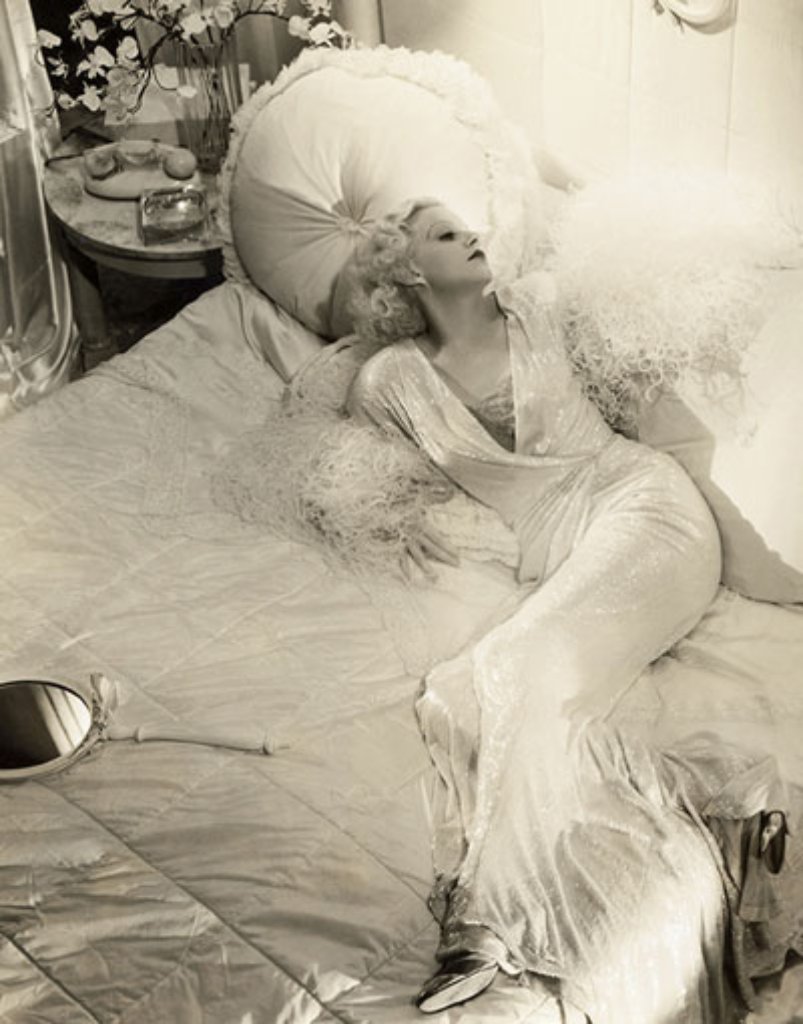 Tea-Dancer-Stil: Von ihrer Familie wurde sie "Baby" genannt und von der Öffentlichkeit als "blonde Sexbombe" bezeichnet. Alles an der Schauspielerin Jean Harlow war weiß – von ihrem platinblonden Haar bis zu ihren Paillettenkleidern (Foto aus dem Jahr 1935).