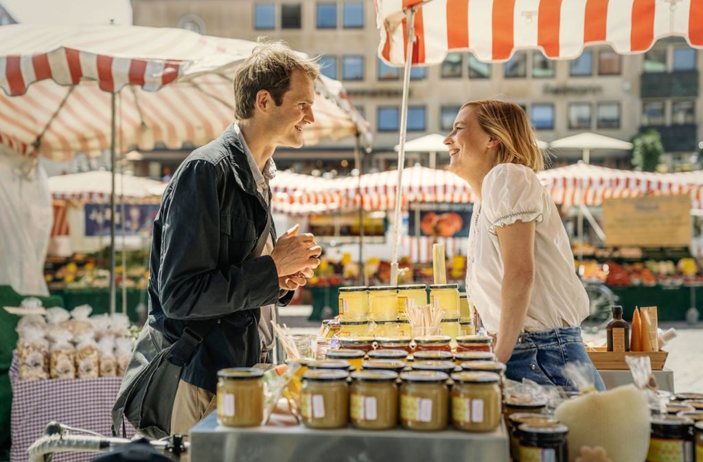 Von links: Kriminalhauptkommissar Felix Voss (Fabian Hinrichs) flirtet am Marktstand mit der Honigverkäuferin (Maja Beckmann).