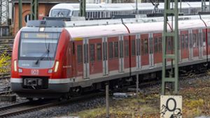 Mann mit auffälliger Brotdose gesucht: 14-Jährige in S-Bahn in Bad Cannstatt sexuell belästigt
