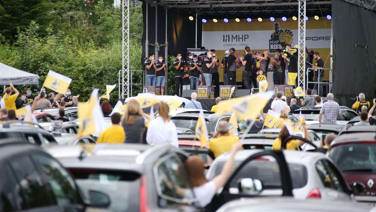 MHP Riesen Ludwigsburg: Fans bejubeln den Basketball-Vizemeister im Autokino
