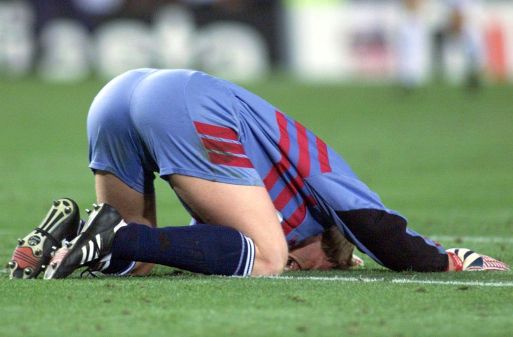 Nach dem Schlusspfiff beißt Oliver Kahn im Camp Nou von Barcelona buchstäblich ins Gras. Kein Wunder nach dem, was gerade passiert ist. Klicken Sie sich durch unsere Bildergalerie.