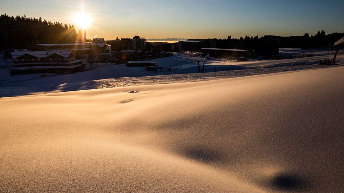  Der vergangene Winter war durchwachsen: Schneemangel und der Ausbruch der Corona-Pandemie hatten die Bilanz der Liftbetreiber am Feldberg getrübt. Die kommende Skisaison steht nun ganz im Zeichen von Corona. So bereitet sich das Skigebiet vor. 