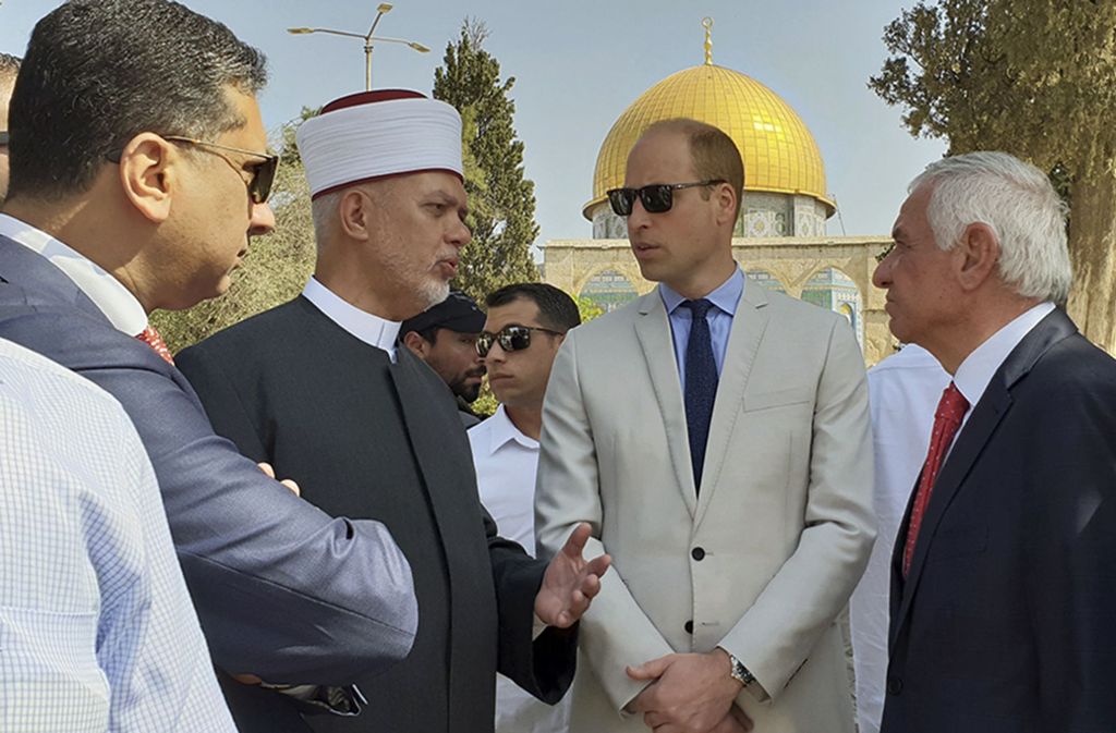 Vor der Al-Aqsa-Moschee trifft sich William mit Würdenträgern.