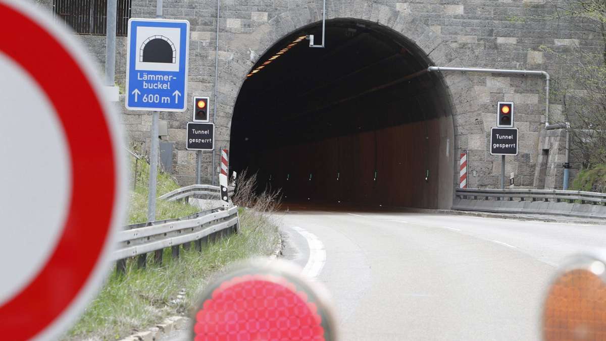  Ein Auffahrunfall sorgt derzeit für die Sperrung des Lämmerbuckeltunnels auf der A8 in Richtung München. Das ist bislang über den Zusammenstoß bekannt. 