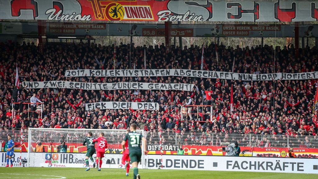 Union Berlin gegen VfL Wolfsburg: Wieder Spielunterbrechung wegen Banner gegen Dietmar Hopp
