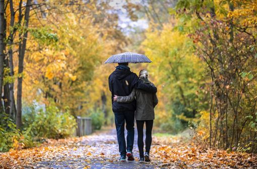 Spaziergänger im Neckartal: Ein Schirm ist im November meist ratsam. Foto: imago/Arnulf Hettrich