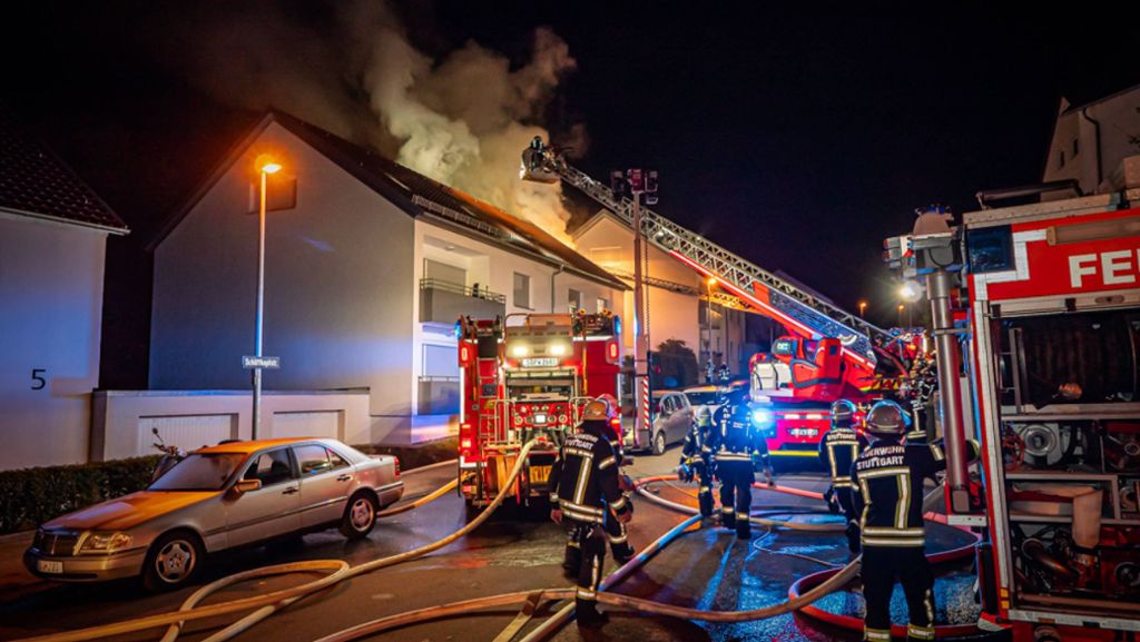 Brand in Stuttgart-Kaltental: Feuer zerstört Dachstuhl eines Mehrfamilienhauses