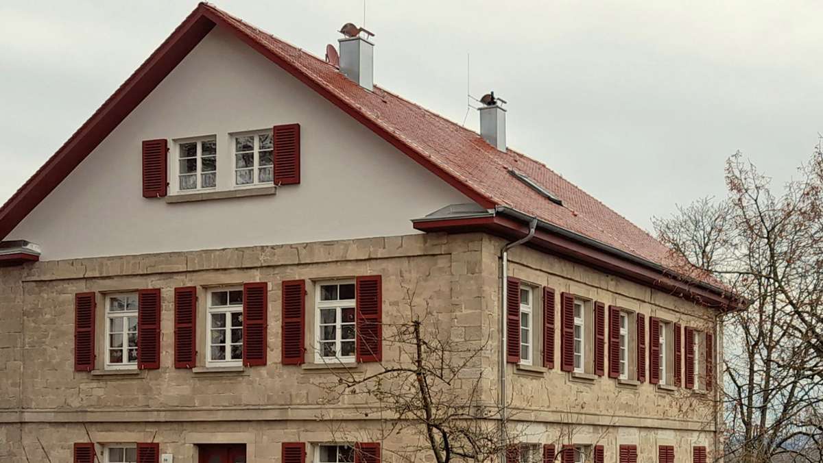 Evangelische Kirche in Köngen saniert drei Gebäude: Neue Biberschwänze für das historische Pfarrhaus