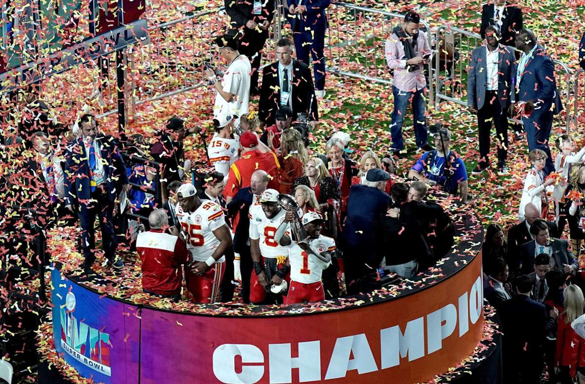 So feiern die Sieger: Die Kansas City Chiefs nach dem Triumph im Super Bowl. Foto: dpa/David J. Phillip