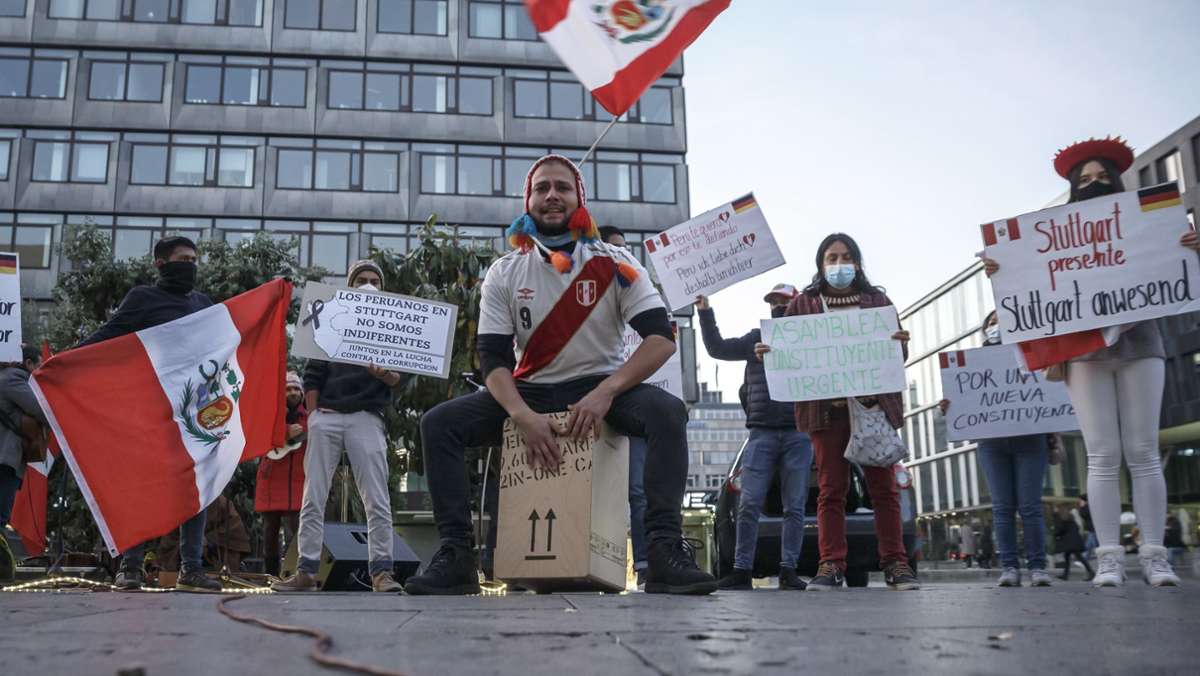 Demo auf dem Kleinen Schlossplatz: Darum gingen Peruaner in Stuttgart auf die Straße