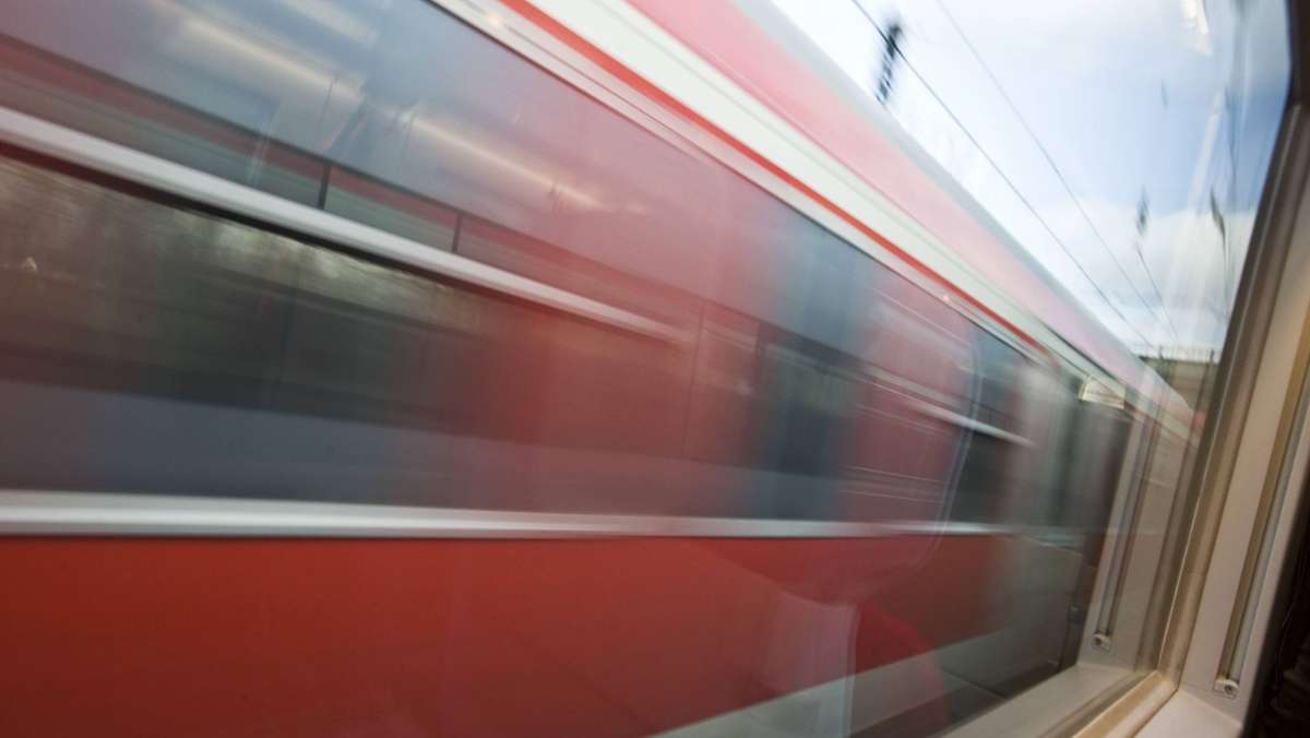  Ein 36-Jähriger überquert am Donnerstagabend die Gleise am Bahnhof in Metzingen und zwingt damit den Lokführer eines Interregio zur Schnellbremsung. Die Bundespolizei hat ihre Ermittlungen aufgenommen. 