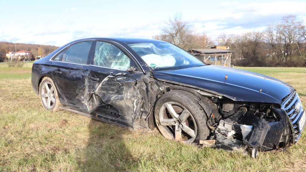 Unfall in Frickenhausen: Autofahrer kracht in geparkten Lkw