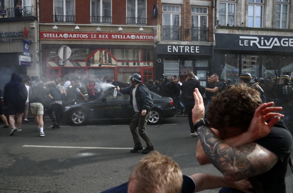 Erneute Ausschreitungen bei der EM in Lille: Gegen englische Fans geht die Polizei mit Tränengas vor und russische Fans zünden im Stadion Bengalos. Foto: Getty