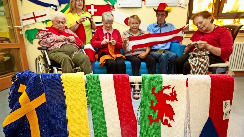  Bei der Europameisterschaft ist nicht nur Fuß-, sondern auch Handarbeit gefragt. Die Bewohner des Seniorenzentrums am Parksee haben die Flaggen aller 24 EM-Teilnehmer als Schals gestrickt und lassen die Aktion zur WM 2014 damit wieder auferstehen. 