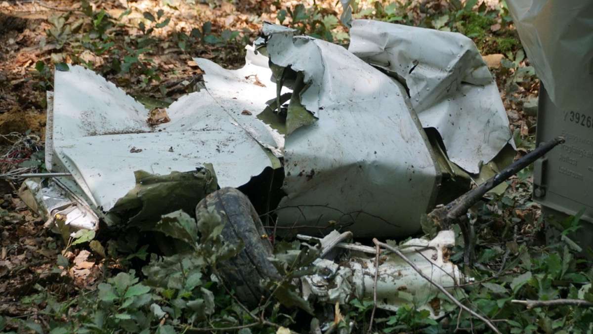 Nach dem Absturz des Sportflugzeugs vom Typ „Piper“ in einem Waldgebiet bei Steinenbronn ermitteln Experten für Flugunfälle. Jetzt sind die ersten Fotos von dem Wrack aufgetaucht.