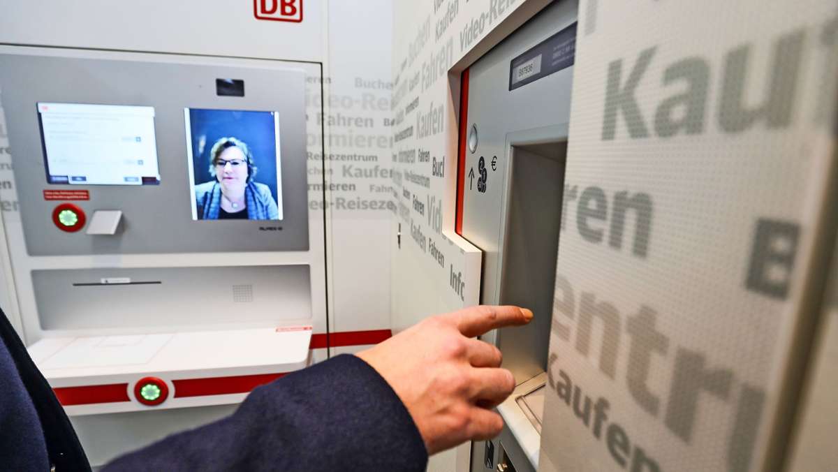  An 19 Bahnhöfen in der Region betreibt die Deutsche Bahn sogenannte Videoreisezentren. Sie gehen nach einer Pilotphase nun in den Regelbetrieb. Der regionale Verkehrsausschuss stimmte dem zu. Aber es gibt kritische Stimmen. 