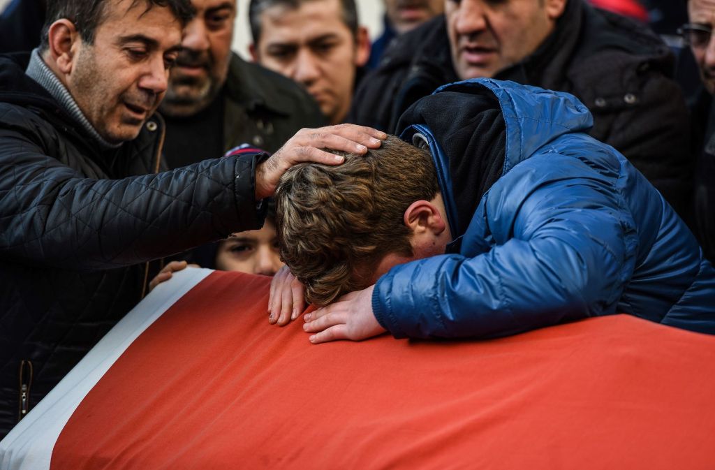 Trauer um eines der Opfer im Istanbuler Nachtklub