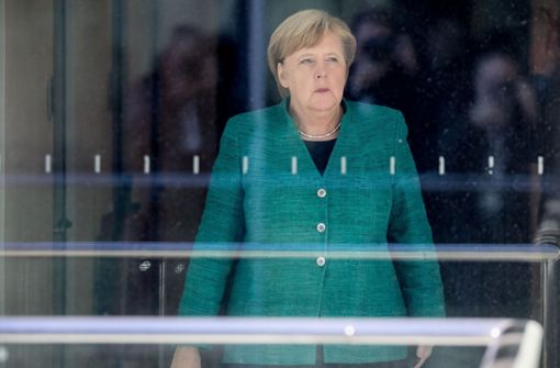 Durch die Abwahl ihres Vertrauten Volker Kauder als Unions-Fraktionschef im Bundestag ist Kanzlerin Angela Merkel weiter unter Druck geraten. Foto: dpa