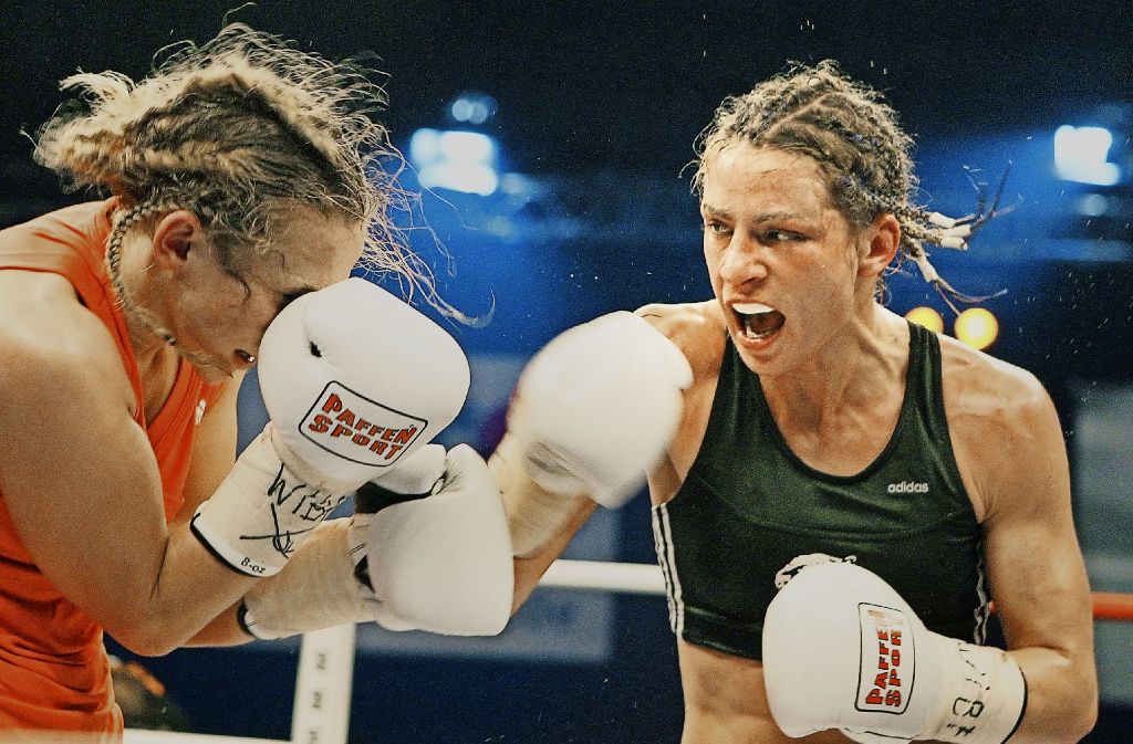 Alesia Graf (rechts) bei einem Box-Kampf. In Stuttgart soll sie einen Unfall unter Alkoholeinfluss verursacht haben. (Archivbild) Foto: dpa-Zentralbild