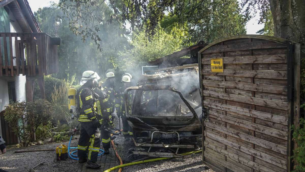 Feuer im Bereich Lochsteige in Magstadt: Technischer Defekt: Campingbus  ausgebrannt