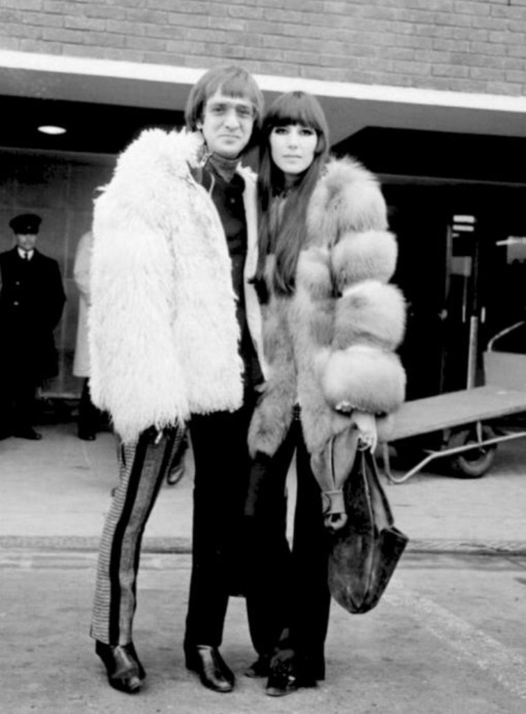 Unter dem Namen "Sonny & Cher" gelingt ihnen 1965 mit "I got you, babe" ein Welthit. Mit weiteren Erfolgen wie "The Beat Goes On" und "Bang Bang (My Baby Shot Me Down)" werden die beiden schnell zu Ikonen der amerikanischen Flower-Power-Bewegung.