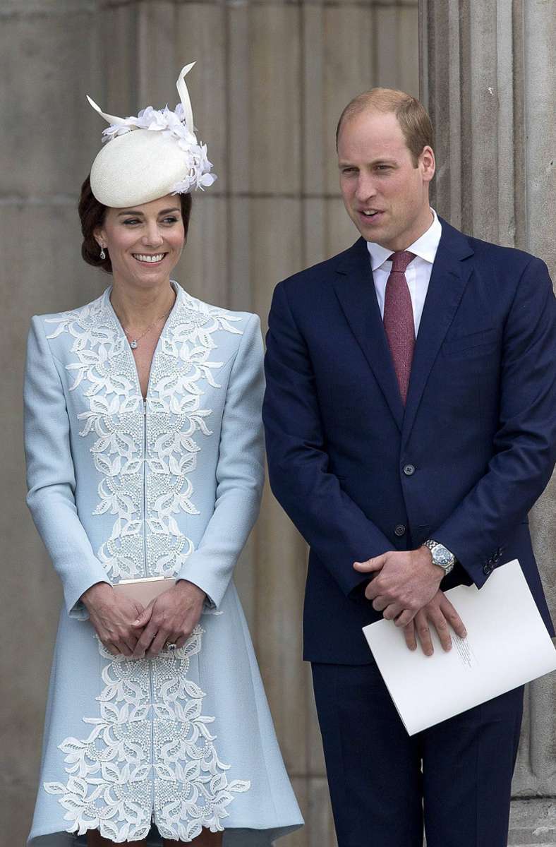 2016: Zarte Spitze auf hellblauem Grund – Herzogin Kate in einem klassischen Catherine-Walker-Mantelkleid beim Dankgottesdienst zum 90. Geburtstag von Queen Elizabeth II.