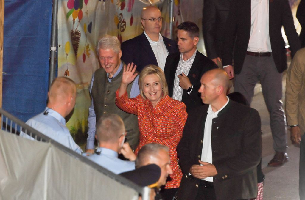 Winkewinke: die ehemalige US-Präsidentschaftskandidatin und Ehefrau von Bill Clinton, Hillary, erschien zwar nicht im Dirndl, dafür offenbar gut gelaunt gemeinsam mit ihrem Mann (links) auf der Wiesn.