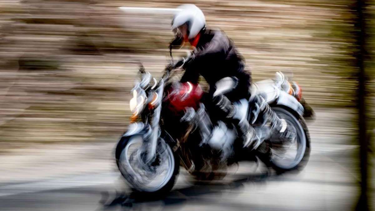 Köngen: Motorradfahrer stößt mit Auto zusammen