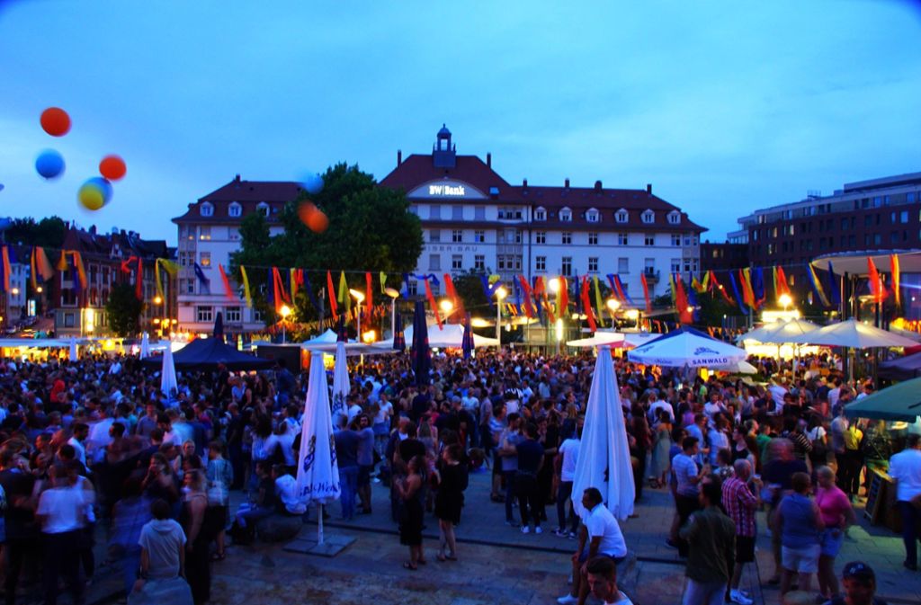Seit einigen Tagen machen Girlanden und Luftballons auf das traditionelle Marienplatzfest aufmerksam.