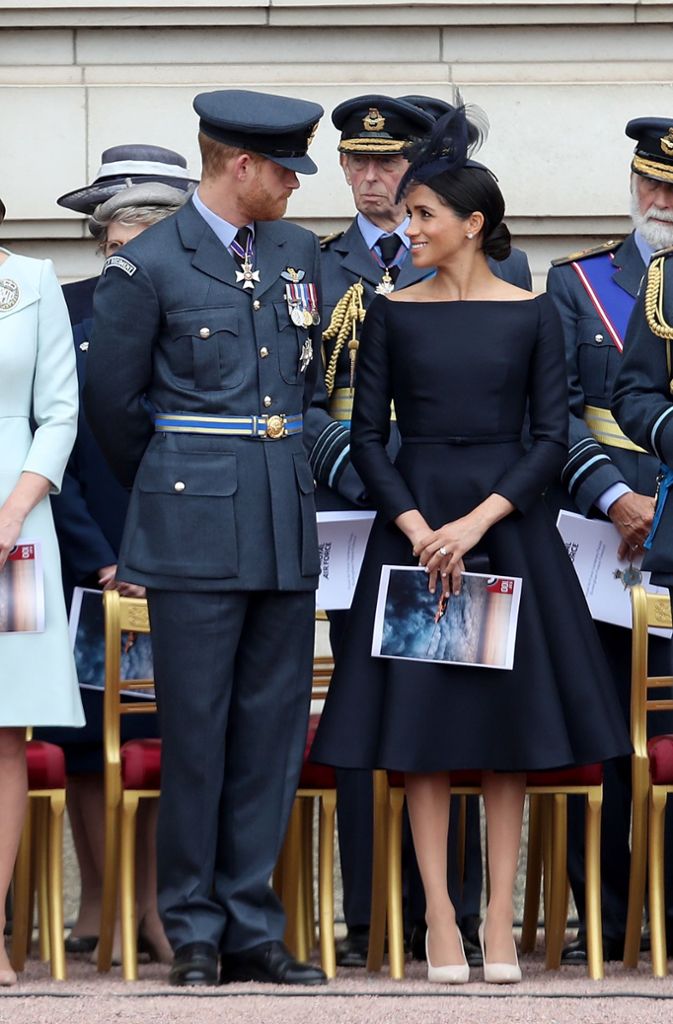 Meghan trug ein Kleid von Dior, während ihr Mann Harry dem Anlass gemäß eine Uniform der Royal Air Force präsentierte.