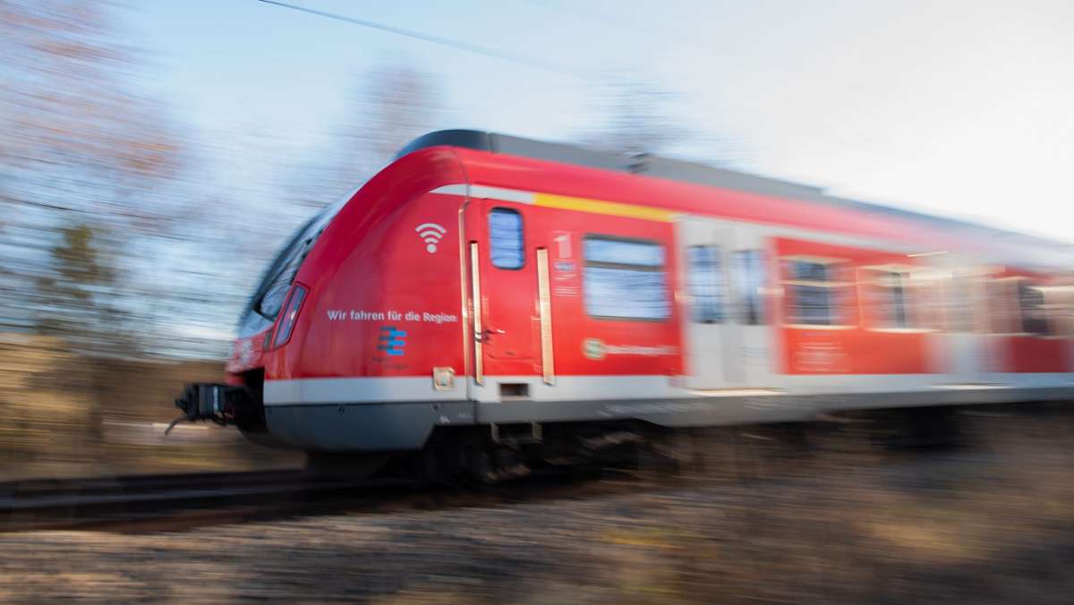 Vorfall am Bahnhof Zuffenhausen: Unbekannter   fasst 29-Jähriger in S-Bahn  an den  Po