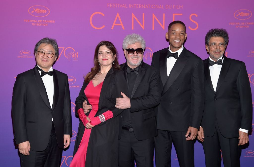 Dort war Will Smith mit seinen Schauspielkollegen Park Chan-wook (v. l. n. r.), Agnes Jaoui, Pedro Almodovar und Gabriel Yared (rechts) auf dem roten Teppich.