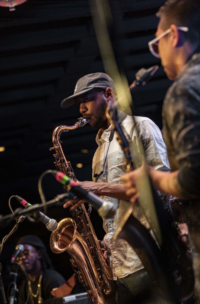 Die Saxofonisten Mike Jelani Brooks und Jonathan Mones