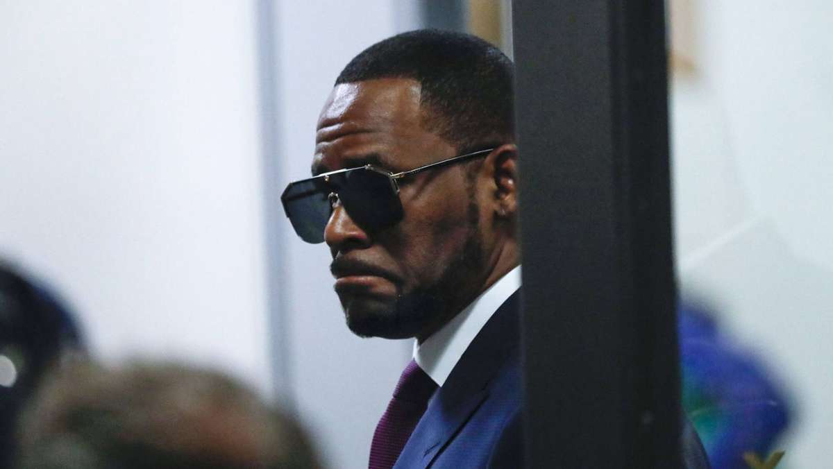  Der Popstar R. Kelly kommt wegen mutmaßlicher sexueller Übergriffe auf Frauen und Mädchen vor Gericht. Kurz vor Prozessbeginn sind nun neue Vorwürfe aufgetaucht. 