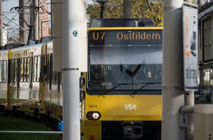 Reizgasangriff stoppt Stadtbahn