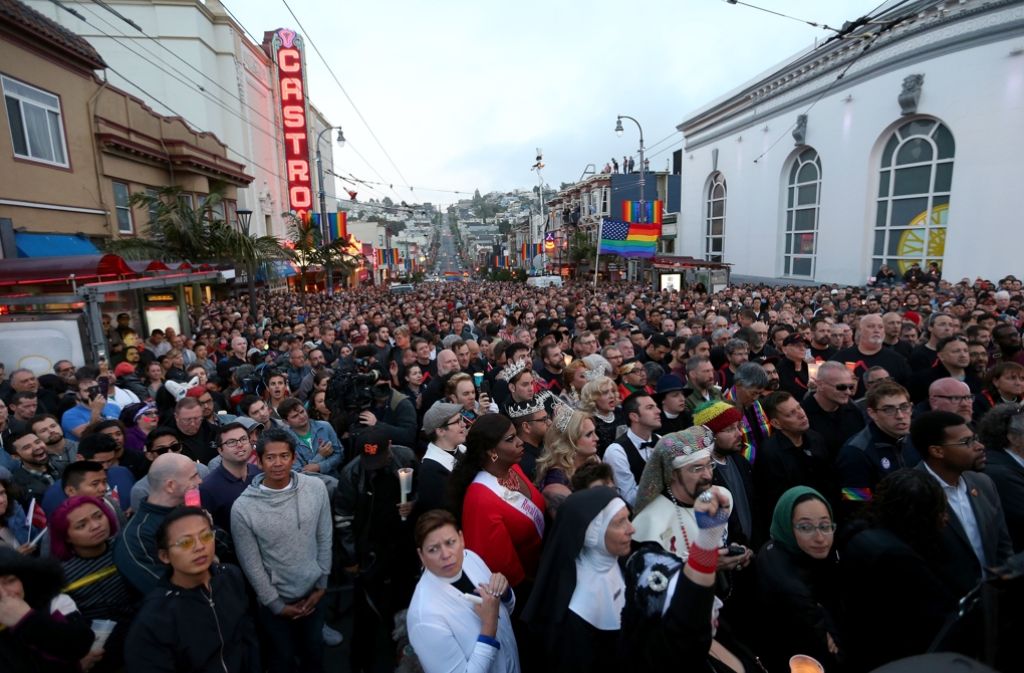 In San Francisco in Kalifornien versammelten sich nach der Schießerei am Sonntag hunderte Menschen.