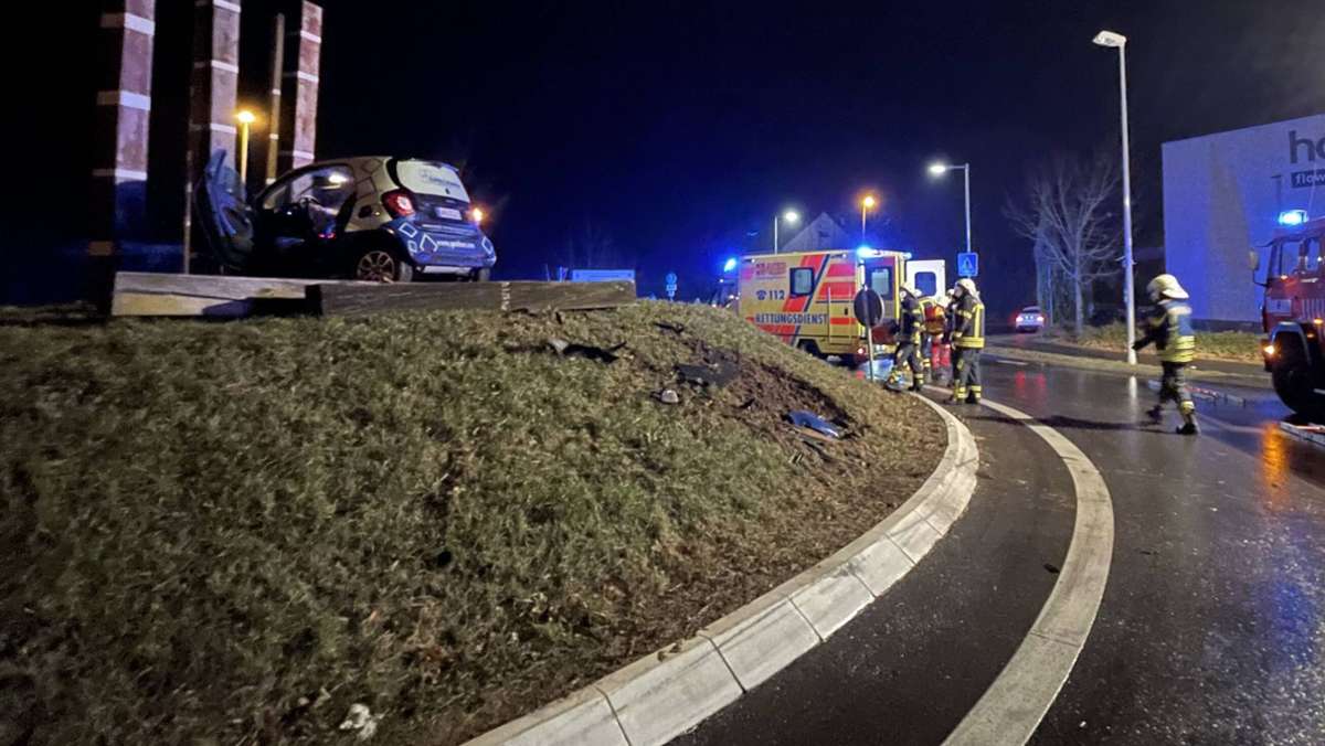  Ein betrunkener Autofahrer ist am späten Freitagabend bei Waiblingen auf einen Kreisverkehr geschanzt. Dort prallte das Fahrzeug gegen ein Kunstwerk. 