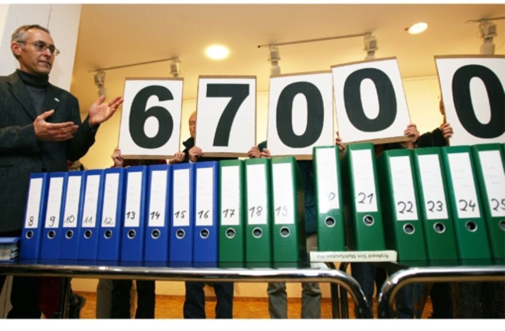 November 2007 Für einen Bürgerentscheid gegen Stuttgart 21 werden 67 000 Unterschriften gesammelt.