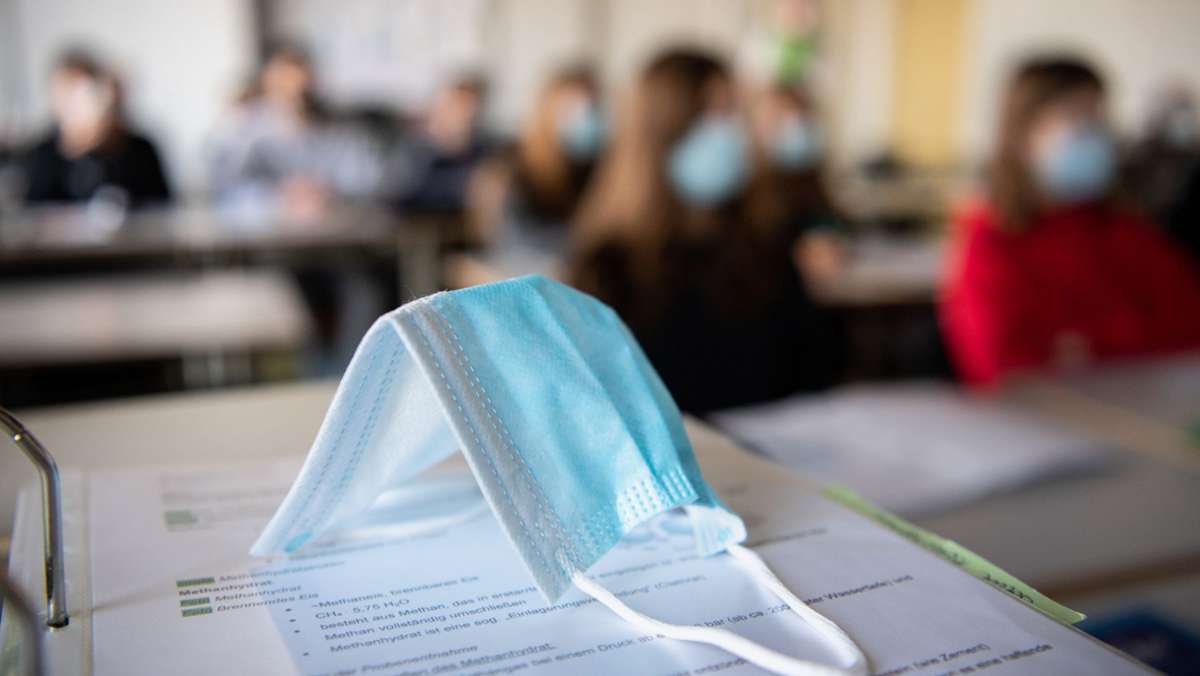  In Baden-Württemberg können Schüler erst seit vergangener Woche auf eine Maske verzichten. Nach den Sommerferien wird die Maskenpflicht vorübergehend wieder eingeführt. Warum? 