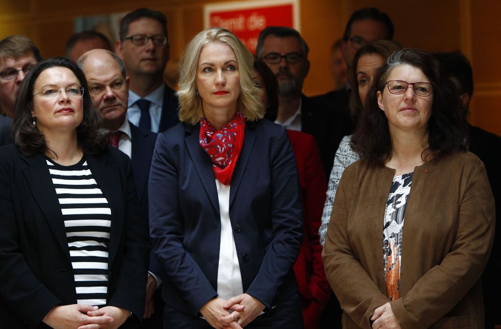 Ute Vogt (rechts) hört neben Manuela Schwesig (Mitte) und Andrea Nahles der Rede des SPD-Parteivorsitzenden zum Wahlergebnis der Genossen zu. Foto: AFP